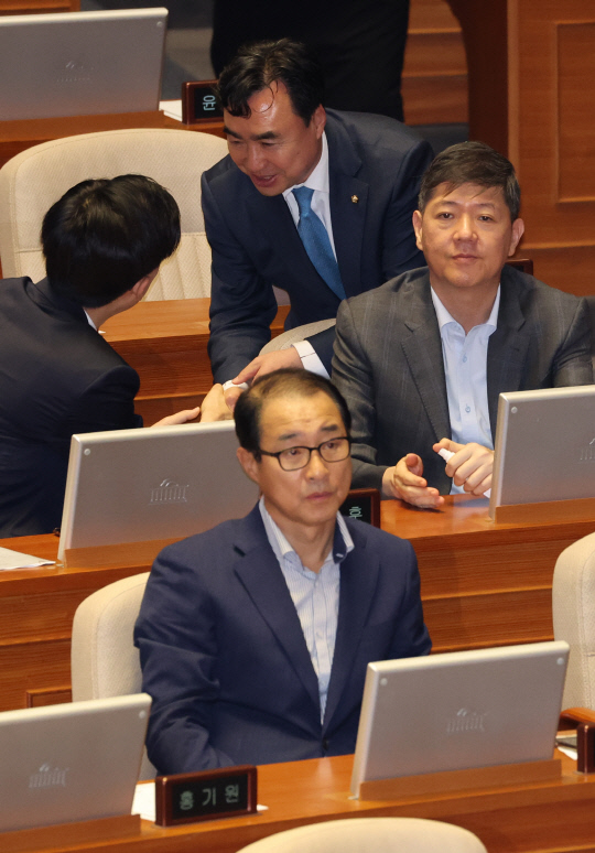 30일 국회 본회의에 윤관석, 이성만 의원이 참석하고 있다. 연합뉴스.